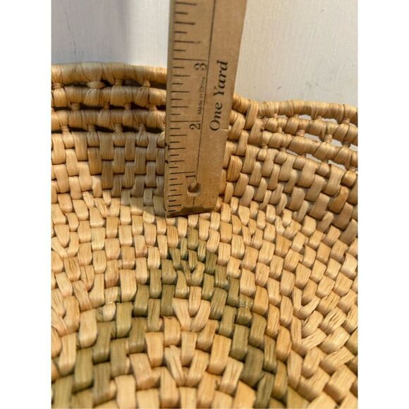 Natural basket with design 15.5” diameter - Picture 4 of 4